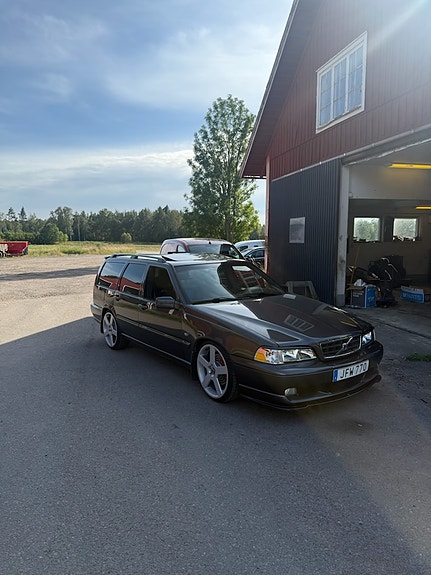 Volvo V70 3 of 5