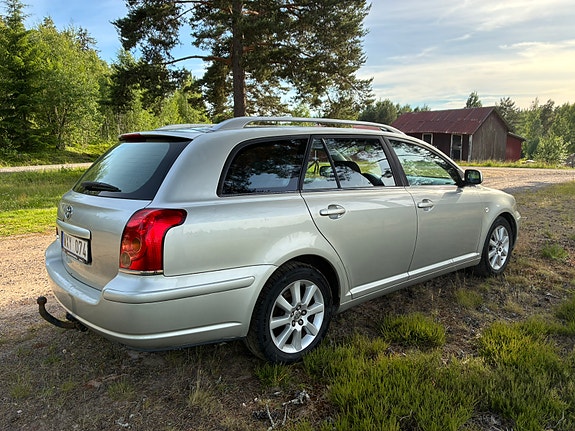 Toyota Avensis 2 of 5