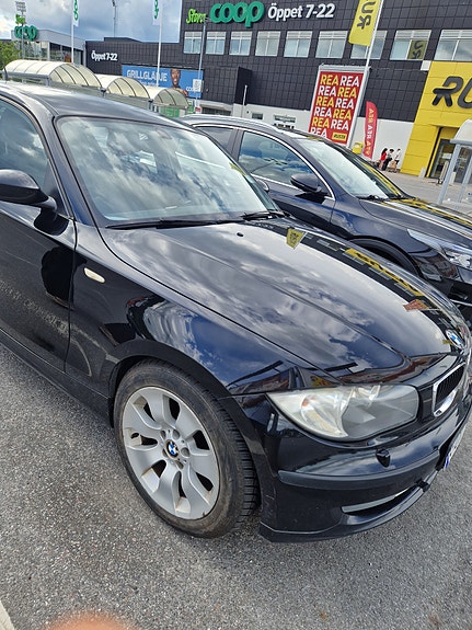 BMW 118d 2 of 5
