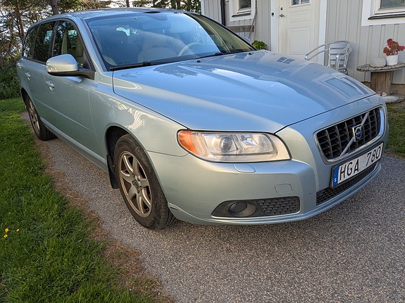 Volvo V70 2 of 10