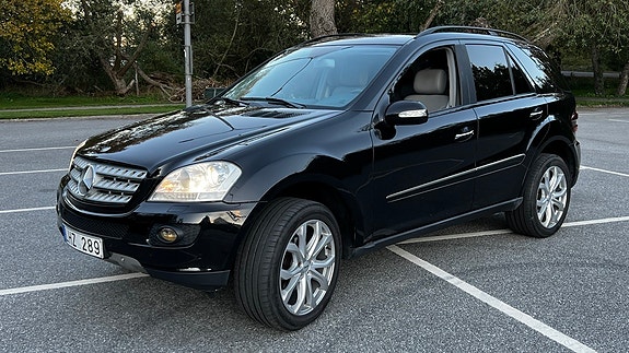 Mercedes-Benz ML320 2 of 5
