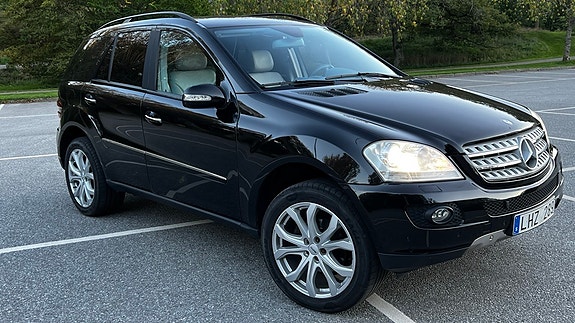 Mercedes-Benz ML320 3 of 5