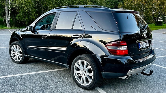 Mercedes-Benz ML320 4 of 5