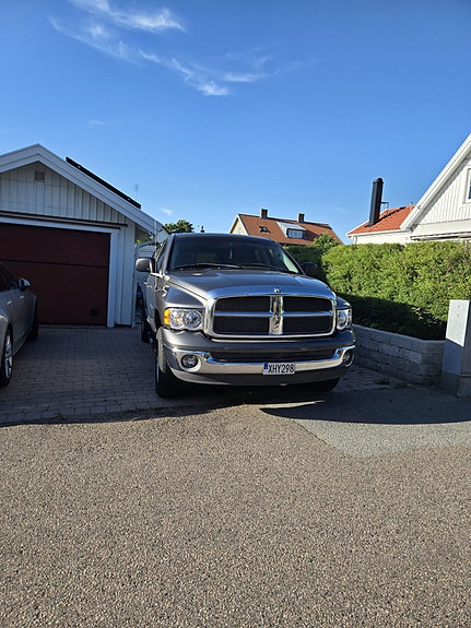 Dodge RAM 1500 2 of 3