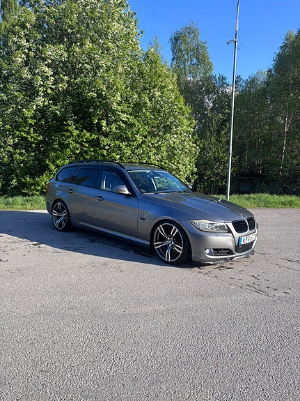 BMW 320d 2 of 5