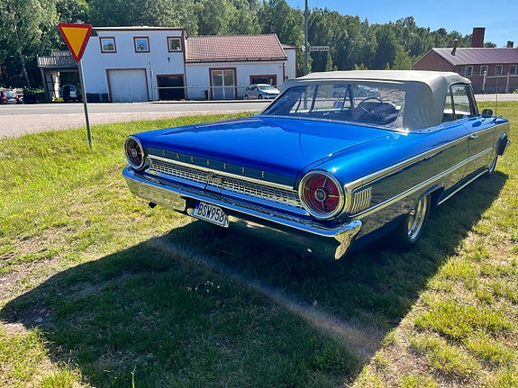 Ford Galaxie 3 of 5