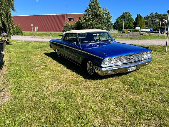 Ford Galaxie 2 of 5
