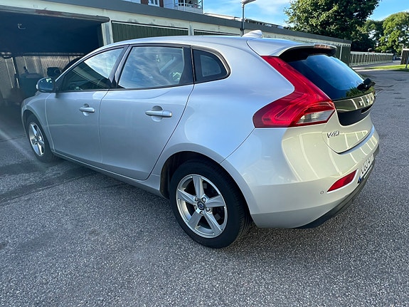 Volvo V40 2 of 8