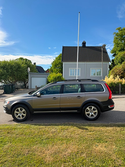 Volvo XC70 2 of 5