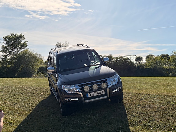 Mitsubishi Pajero 3 of 5