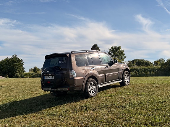 Mitsubishi Pajero 4 of 5
