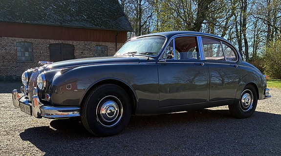 Jaguar XK 2 of 4