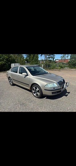 Skoda Octavia 2 of 5