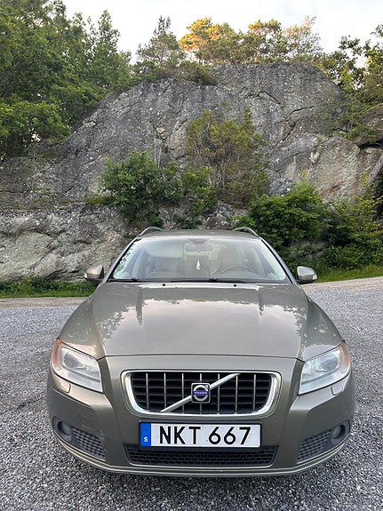 Volvo V70 3 of 5