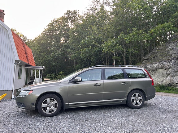 Volvo V70 2 of 5