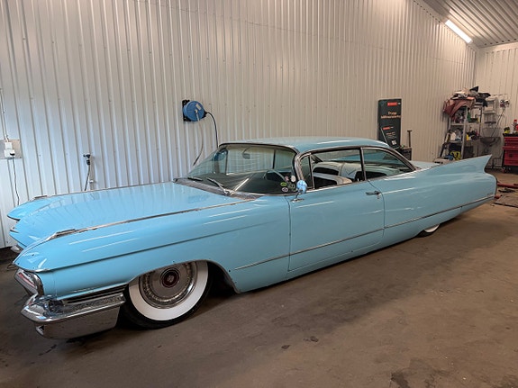 Cadillac Coupé DeVille 2 of 5