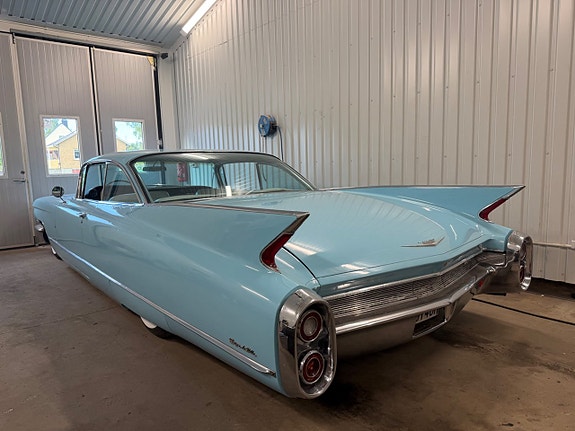 Cadillac Coupé DeVille 3 of 5