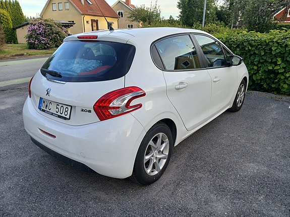 Peugeot 208 2 of 4