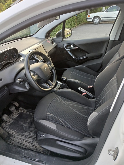 Peugeot 208 3 of 4