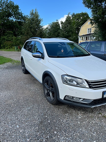 Volkswagen Passat Alltrack 2 of 5