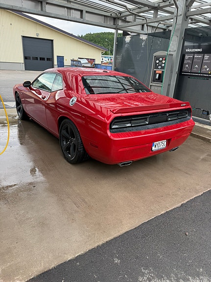 Dodge Challenger 2 of 5