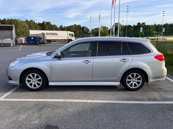 Subaru Legacy 3 of 5
