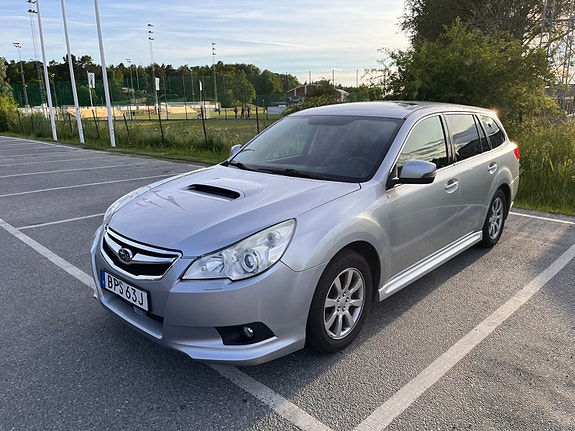 Subaru Legacy 2 of 5