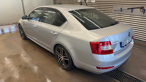 Skoda Octavia 2 of 3