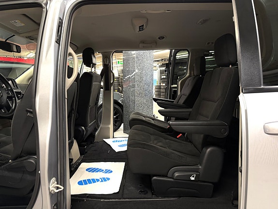 Dodge Grand Caravan 26 of 29