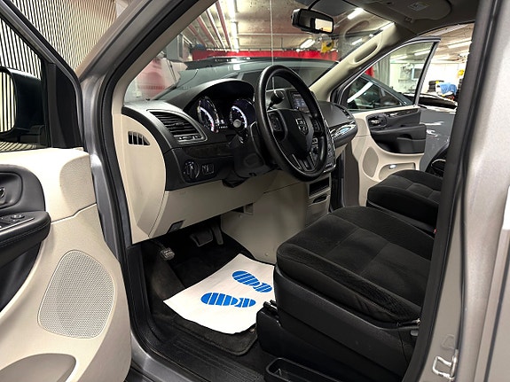Dodge Grand Caravan 18 of 29