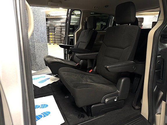 Dodge Grand Caravan 27 of 29