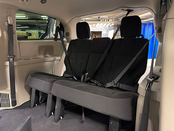Dodge Grand Caravan 28 of 29