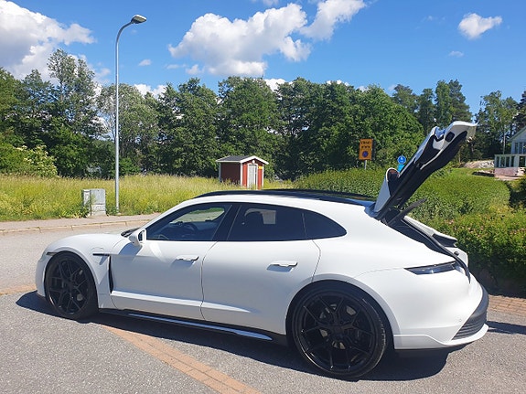 Porsche Taycan 4S 24 of 30