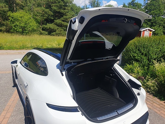 Porsche Taycan 4S 23 of 30