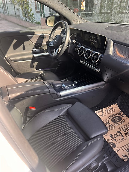 Mercedes-Benz GLA200 d 2 of 5