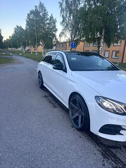 Mercedes-Benz E220 3 of 3