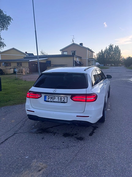 Mercedes-Benz E220 2 of 3
