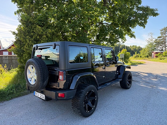 Jeep Wrangler Unlimited 12 of 16