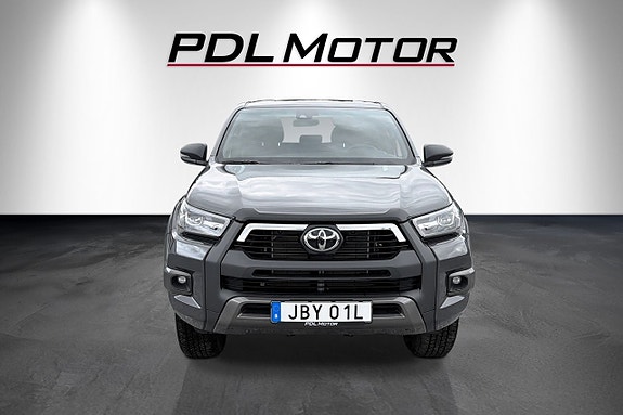 Toyota HiLux 2 of 5