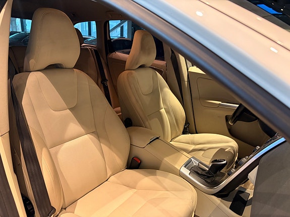 Volvo XC60 13 of 25