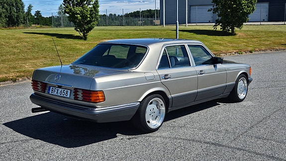 Mercedes-Benz 260 SE 3 of 5
