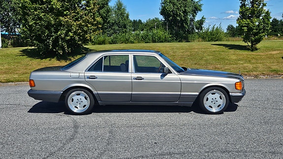 Mercedes-Benz 260 SE 2 of 5