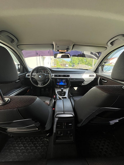 BMW 320i 5 of 5