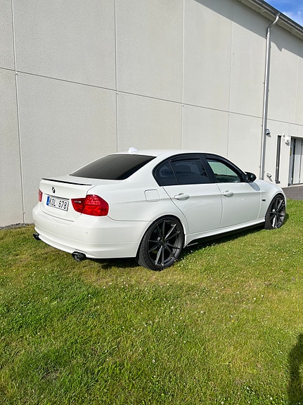 BMW 320i 3 of 5