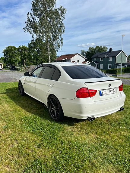 BMW 320i 4 of 5