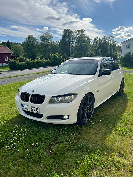 BMW 320i 2 of 5