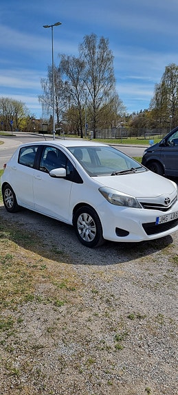 Toyota Yaris 3 of 6