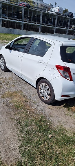 Toyota Yaris 4 of 6