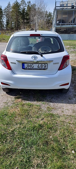 Toyota Yaris 2 of 6