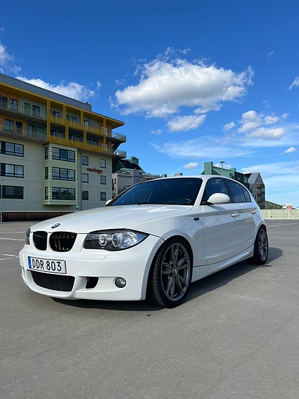 BMW 120d 2 of 5